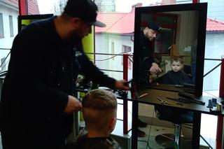 Barberzy odwiedzili chorzowski szpital i zafundowali sylwestrowe fryzury małym pacjentom 