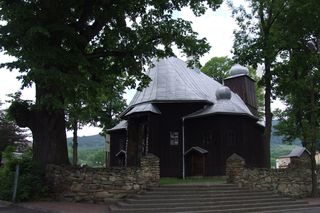 To jedna z najpiękniejszych wsi w Małopolsce. Mieszkał w niej sławny alchemik 