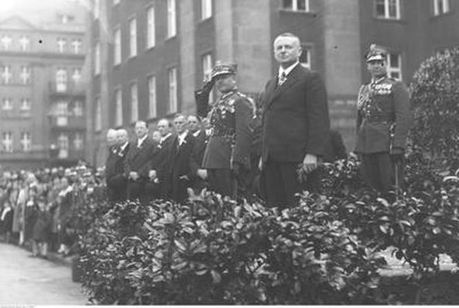 Uroczystości 3 Maja na starych fotografiach. Wielkie defilady i piękne stroje! [ZDJĘCIA]