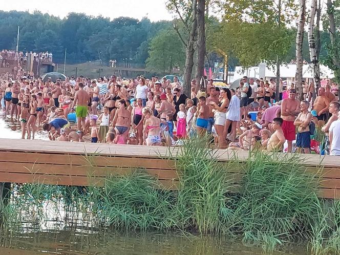 Mężczyzna wskoczył z mola do wody i nie wypłynął. Nad Lubianką trwa akcja straży pożarnej