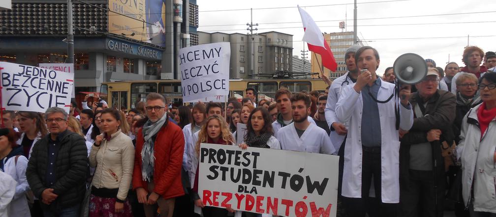 Białe kitle wypełniły Katowicki Rynek. Studenci ŚUM-u wsparli protest rezydentów [ZDJĘCIA, AUDIO]