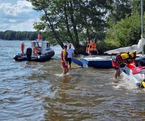 Dramatyczna akcja ratunkowa na Zalewie Sulejowskim. Jacht się przewrócił, wylądowali w wodzie