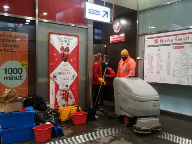 Woda zalała policję w metrze