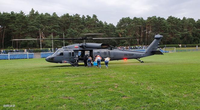 Policyjny śmigłowiec Black Hawk wylądował we Wrocławiu. Dzięki temu lekarze uratowali życie człowieka [ZDJĘCIA]