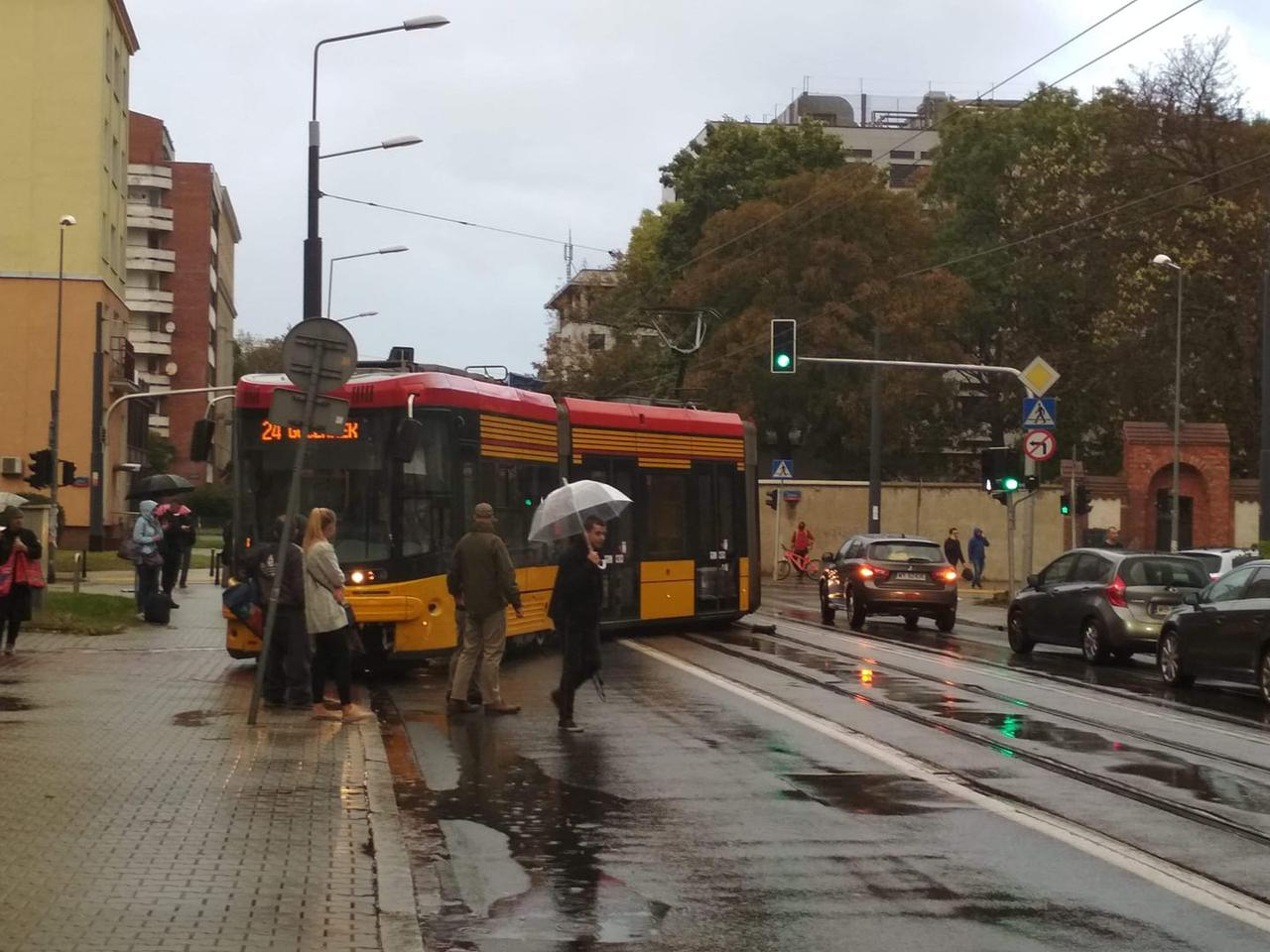 Wykolejenie tramwaju w Warszawie. Samochód wjechał na