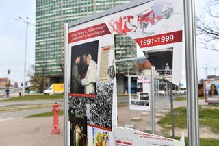 Zdewastowana wystawa papieska w Gdańsku