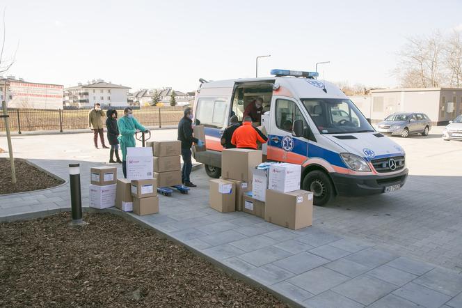 Setki tysięcy sztuk sprzętu ochronnego trafiło do szpitali