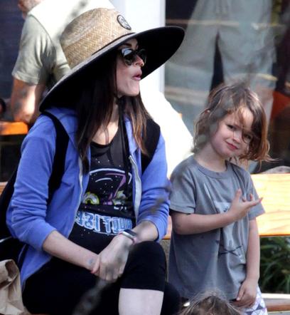 Megan Fox i Brian Austin Green z dziećmi w parku