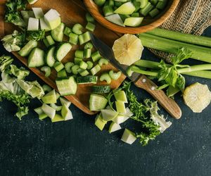 Chrupiąca surówka z selera naciowego i ogórka – lekka i pyszna sałatka do obiadu