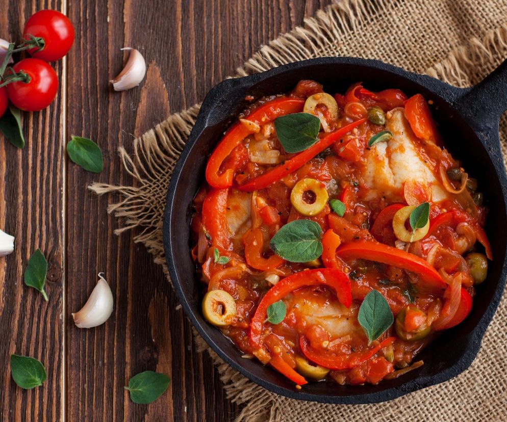 Ryba po hiszpańsku - przepis na rybę zapiekaną w warzywnym sosie