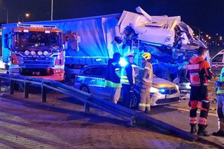 Katastrofa autokaru w Warszawie. S2 zablokowana! Co się stało i jak długo potrwają utrudnienia?