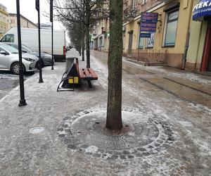 Gołoledź, marznące opady i oblodzone chodniki. Tak wyglądał poranek na drogach w Białymstoku