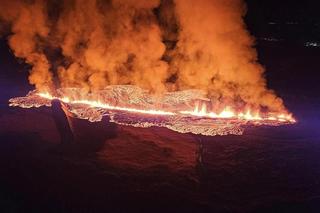 Horror na Islandii. Po erupcji wulkanu płoną domy, lawa dotarła do ewakuowanego miasteczka [ZDJĘCIA]