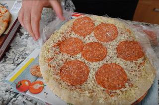 Książulo - 2 guys 14 pizza - screen z YT