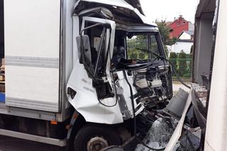 Wypadek w Wieszowej. Sześć osób rannych w zderzeniu ciężarówki z autobusem [ZDJĘCIA]