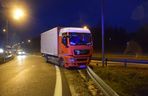 Tarnów. Kierowca ciężarówki jechał zygzakiem po autostradzie. Uderzył w bariery energochłonne