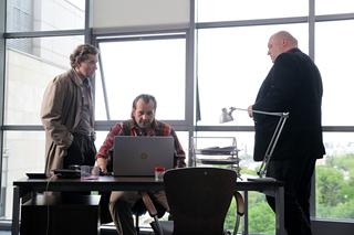 Na krawędzi 2 sezon odc. 4. Andrzej Czyż (Przemysław Sadowski), Potocki (Jakub Wieczorek), Michał Piela