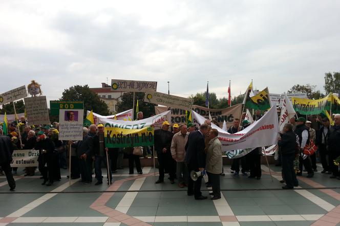 Protest działkowców przed Lubuskim Urzędem Wojewódzkim