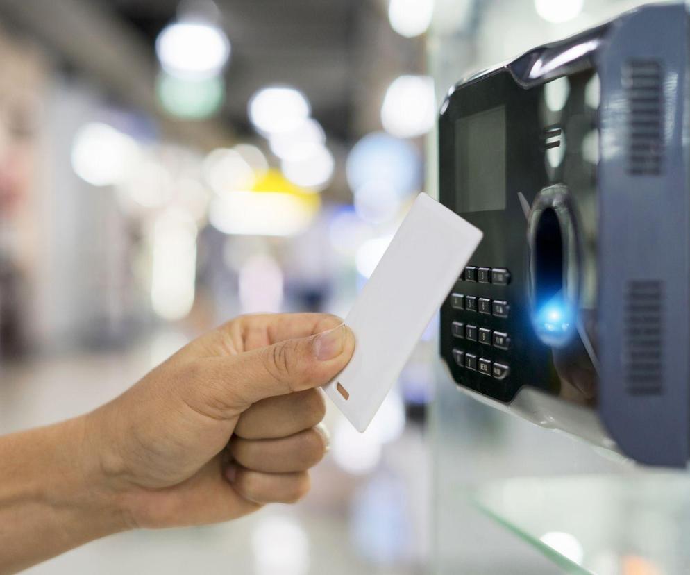 Systemy kontroli dostępu w budynkach – przegląd rozwiązań