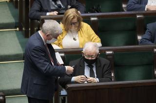 kaczyński w sejmie podpisuje książkę