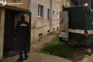 Nielegalne automaty w Elblągu. Służby wtargnęły do prywatnego mieszkania [FOTO]