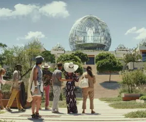 Willa z filmu Na noże: Glass Onion do wynajęcia! Z nóg zwala nie tylko widok z okna, ale i cena