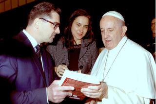 Doktor z UMK w Toruniu spotkał się z papieżem Franciszkiem. Wręczył mu efekt swojej pracy