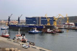 Wielotonowy dok pływający został odholowany w nowe miejsce. Strategiczna inwestycja w Porcie Gdynia osiąga kluczowy etap