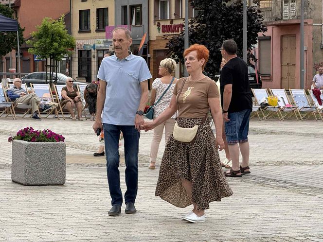 Starachowickie potańcówki na Rynku. Międzypokoleniowa zabawa pełna radości! Zobacz niezapomniane zdjęcia