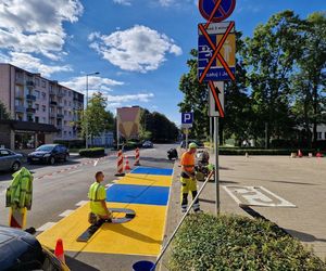 ​„Pocałuj i jedź”. Przy szkołach w Lesznie powstają specjalne strefy dla kierowców