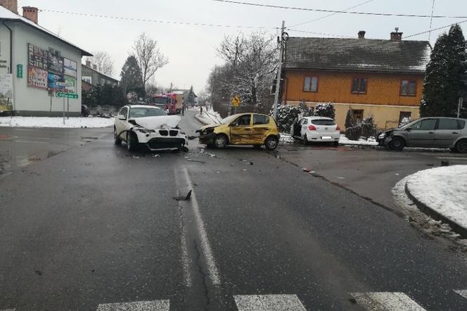 Wypadek nagrała kamera monitoringu. Jest ślisko na drogach, uważajcie!