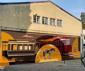 Mural ozdobi budynek zabytkowej zajezdni