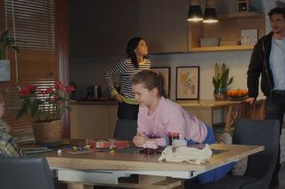 M jak miłość odc. 1807. Marcin (Mikołaj Roznerski), Maja (Laura Jankowska), Szymek (Staś Szczypiński), Iza (Adriana Kalska)