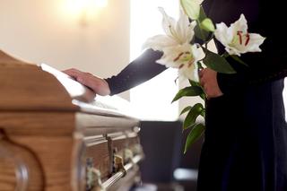 Tyle trzeba zapłacić za pogrzeb w 2023 r. Pięciocyfrowa kwota za skromną uroczystość. A ile dla księdza?