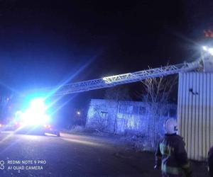 Wielkopolskie/ 12 zastępów straży gasiło pożar hali magazynowej w Obornikach