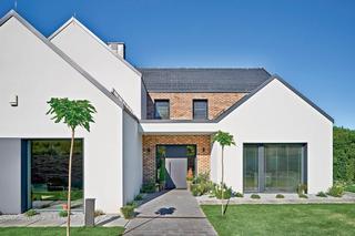 Dom z różnymi elewacjami i wysokimi wnętrzami