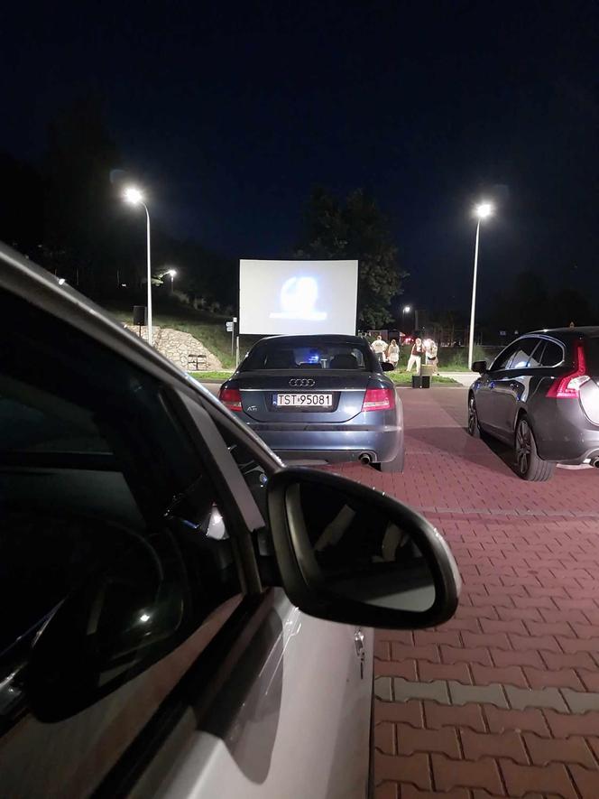 Pierwsze kino samochodowe nad zalewem w Brodach. Był popcorn i duża frekwencja