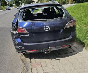 Traktor uderzył w auto i wjechał w budynki! Groźny wypadek pod Grudziądzem [ZDJĘCIA]