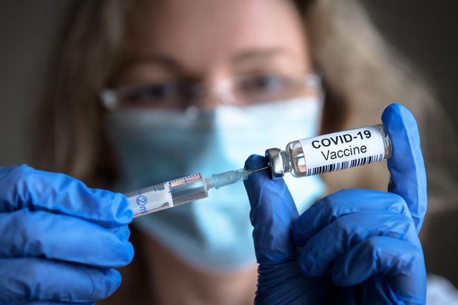 Co realnie zyskaliśmy dzięki szczepieniom na COVID-19? Niemal 15 milionów lat życia
