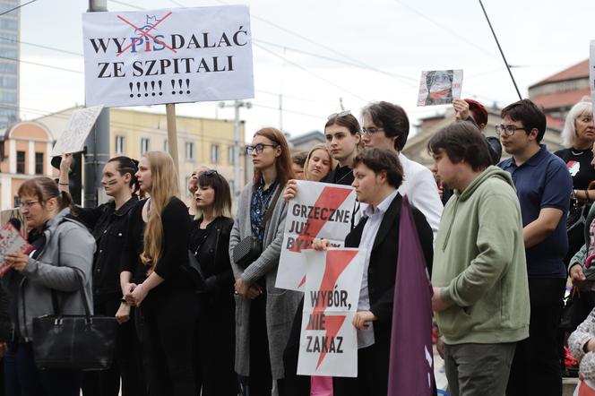 "Ani jednej więcej". W Katowicach protestowali po śmierci Doroty. "Macie klauzulę, nie macie sumienia"