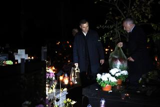 Prezydent Andrzej Duda z ojcem zapalili znicz na grobie opozycjonisty