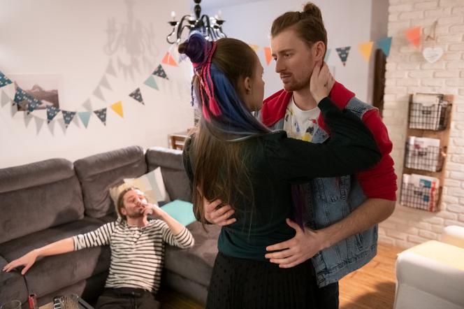 Na Wspólnej odc. 3100. Dawid (Daniel Mosior), Daria (Patrycja Topajew), Adam (Marcin Rogacewicz)