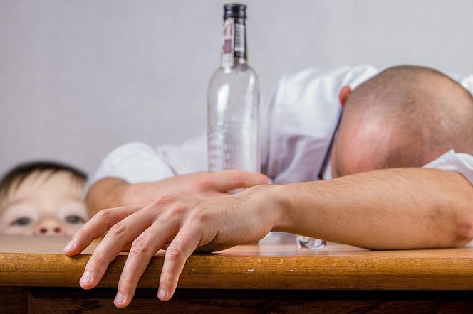 Sosnowiec: Kompletnie pijani rodzice pilnowali roczne dziecko! Odkrycia dokonały pracownice MOPS