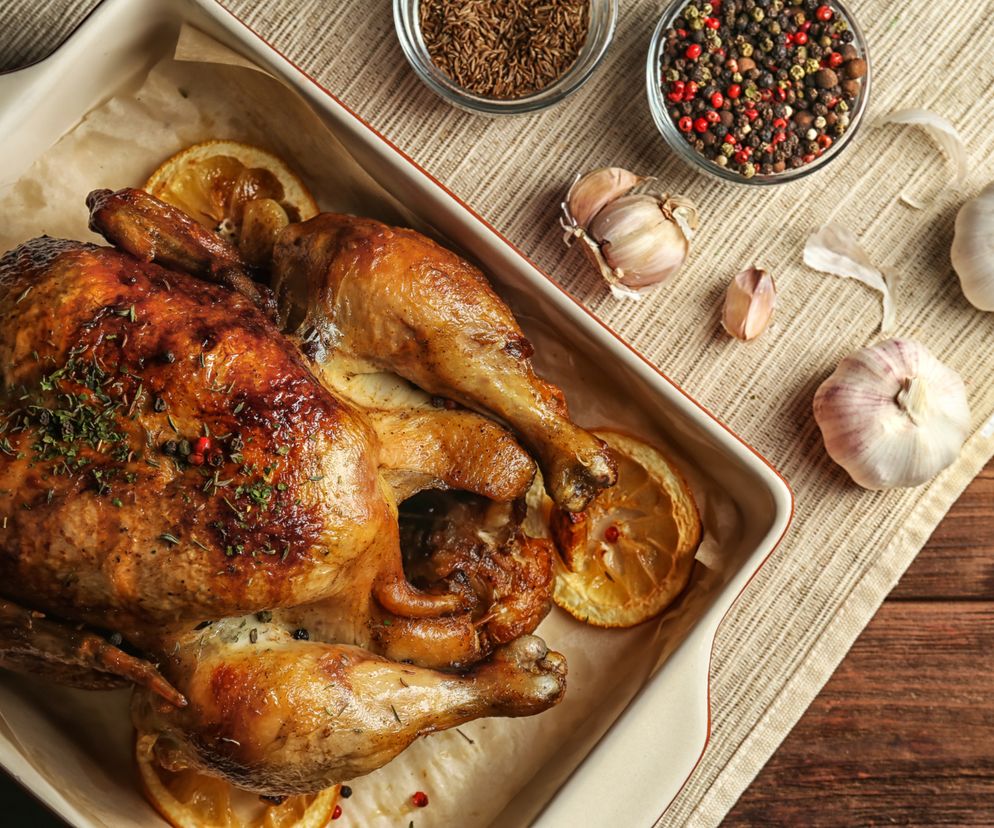 Kurczak pieczony z masłem czosnkowo-ziołowym: idealny obiad na niedzielę