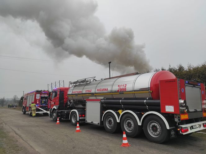 Kilkanaście wozów strażackich gasiło pożar miejscowości Kalinowy Dół 