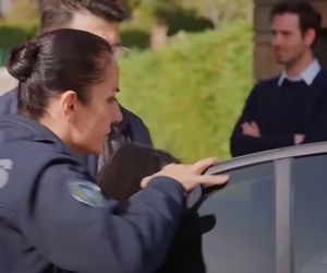 W domu zjawi się policja i zakuje ją w kajdanki.