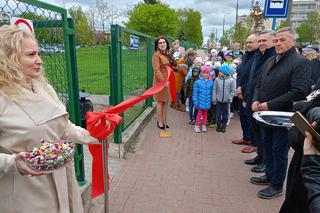 Nowy plac zabaw przy SP nr 8 w Siedlcach jest ogólnodostępny dla wszystkich mieszkańców miasta i dostosowany do potrzeb osób z niepełnosprawnością ruchową