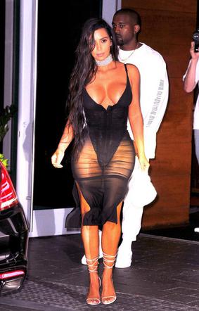 Kim Kardashian z wielkim dekoltem