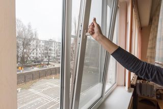 Czy przeciąg może spowodować chorobę? Pediatra o sytuacji, gdy może do tego dojść 