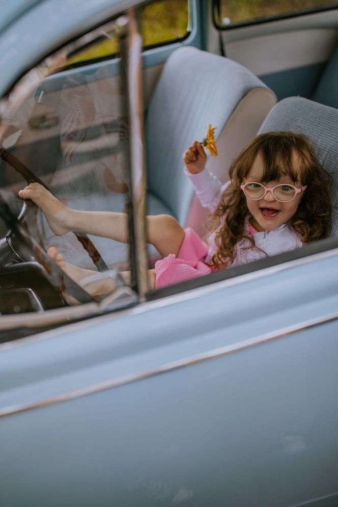 Pani Monika adoptowała niepełnosprawną Natalkę. „Moje życie jest tysiąc raz trudniejsze, a jednocześnie milion razy szczęśliwsze”